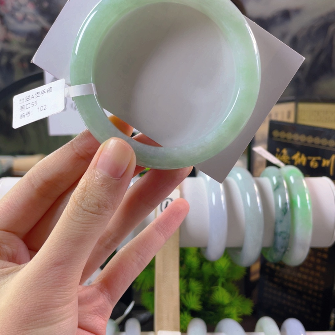 翡翠手镯未镶嵌。*