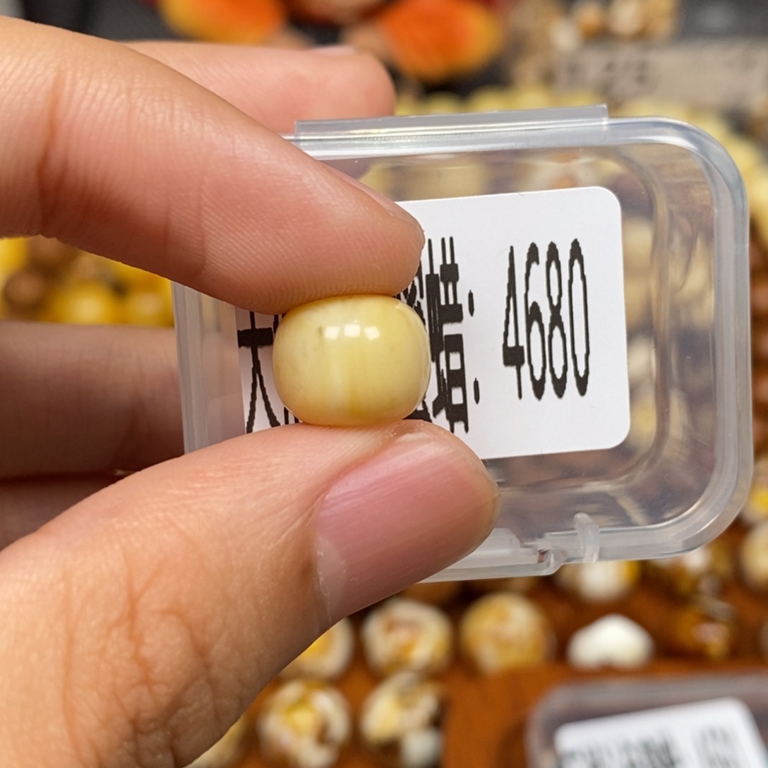 蜜蜡未镶嵌珠宝奇石4680