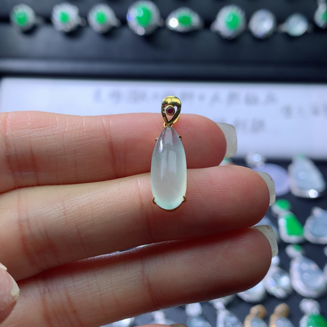 颈饰18K金镶嵌翡翠