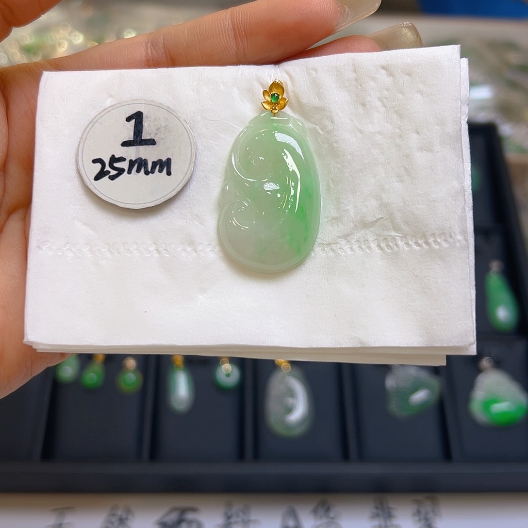 翡翠颈饰18K金镶嵌翡翠