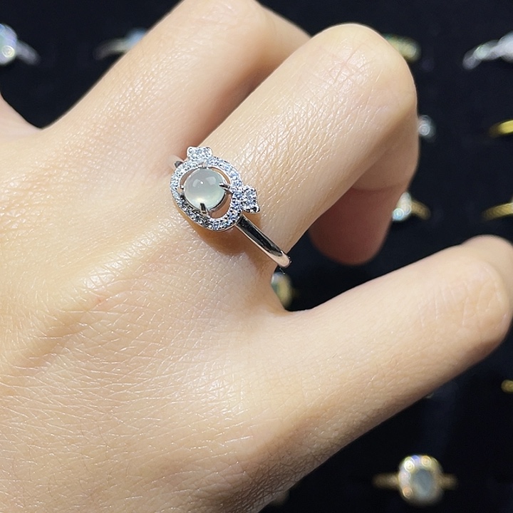 翡翠未镶嵌颈饰戒指