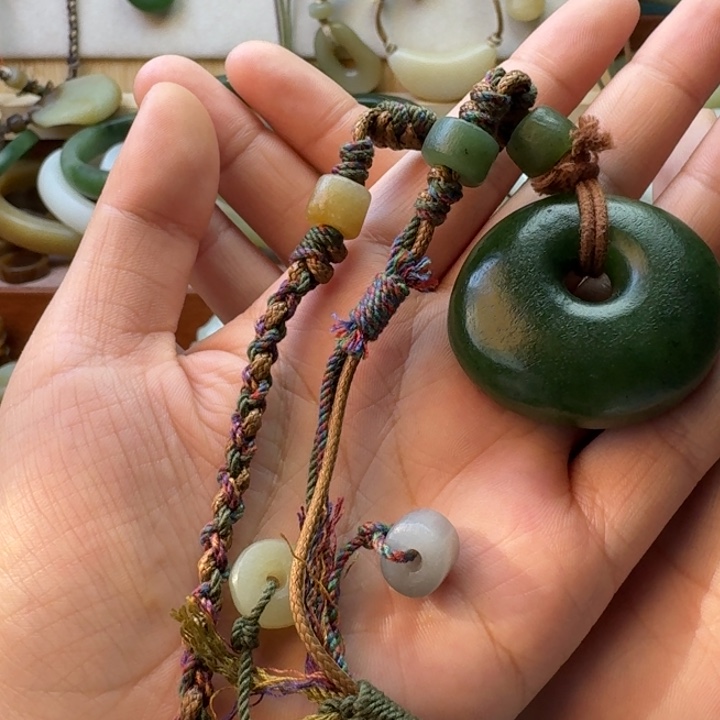 多***瑰和田玉未镶嵌颈饰