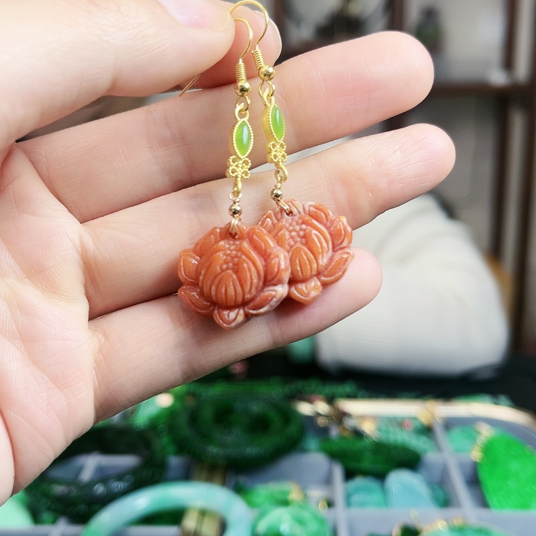 翡翠颈饰未镶嵌耳饰