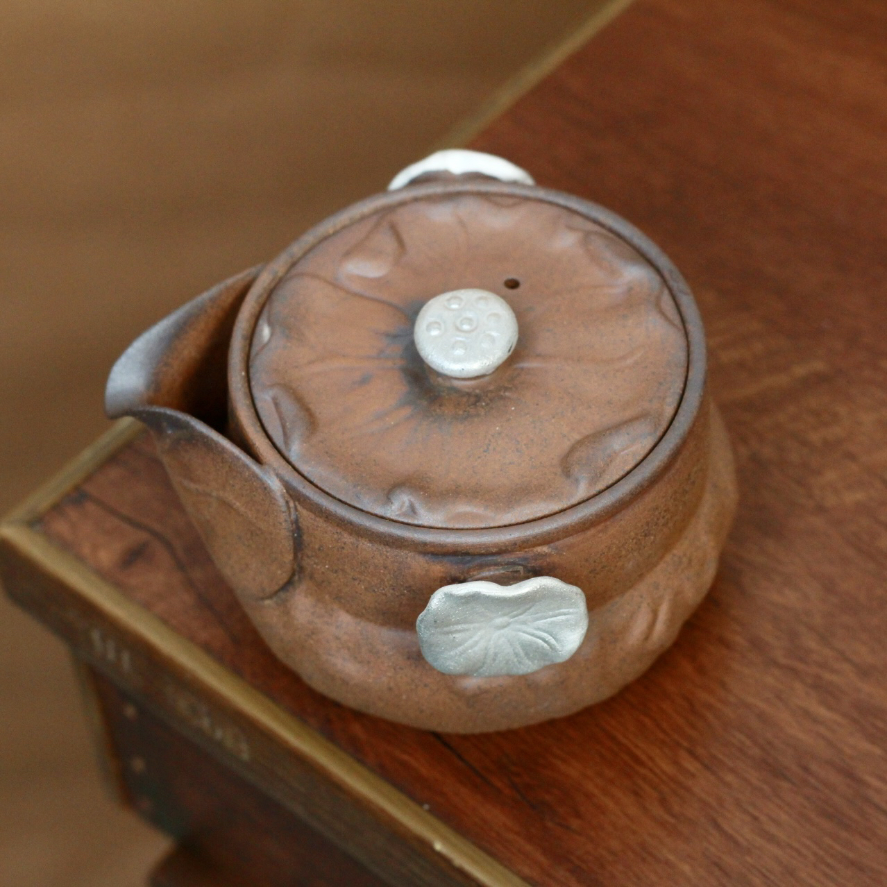 （正品）描银荷塘月色宝瓶 原矿粗陶防烫创意家用陶瓷茶具手抓壶