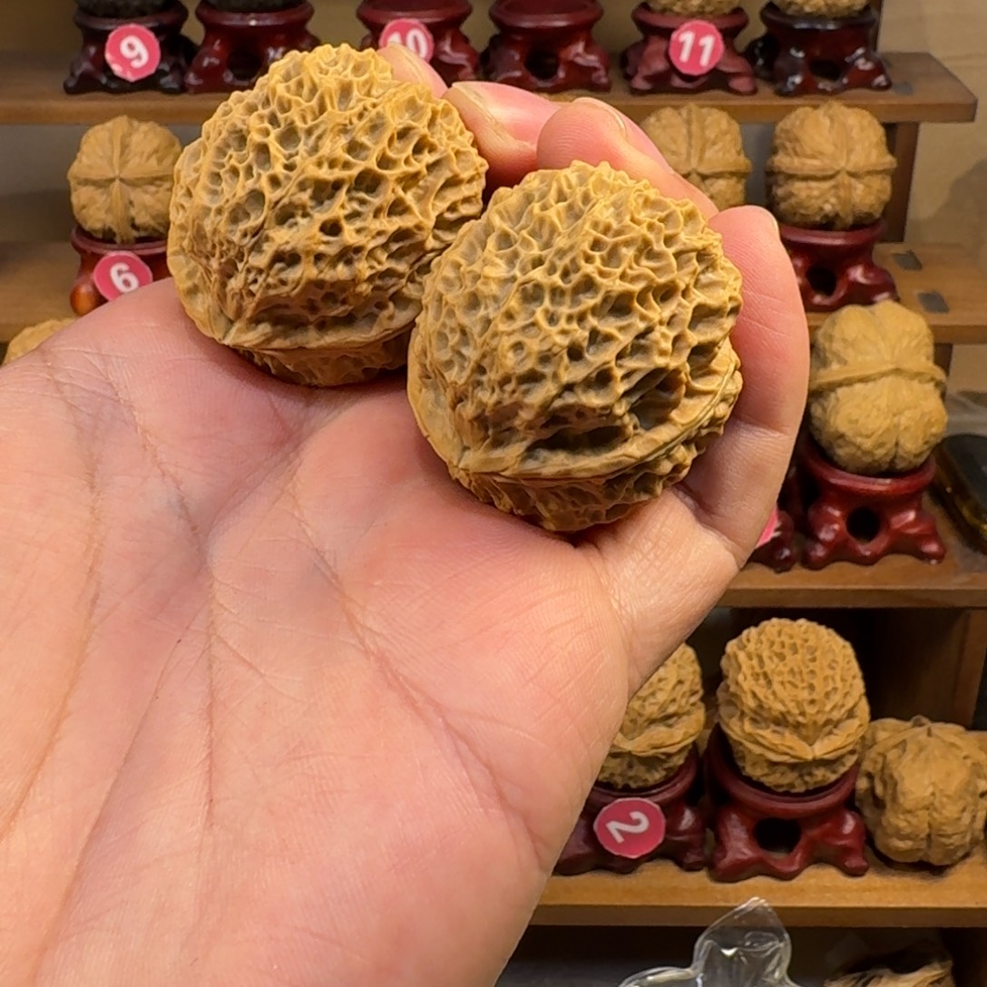 田***达铁核桃把件臻龙铁绣球