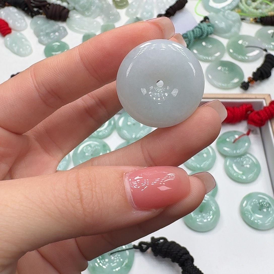 翡翠未镶嵌颈饰多样性发其一