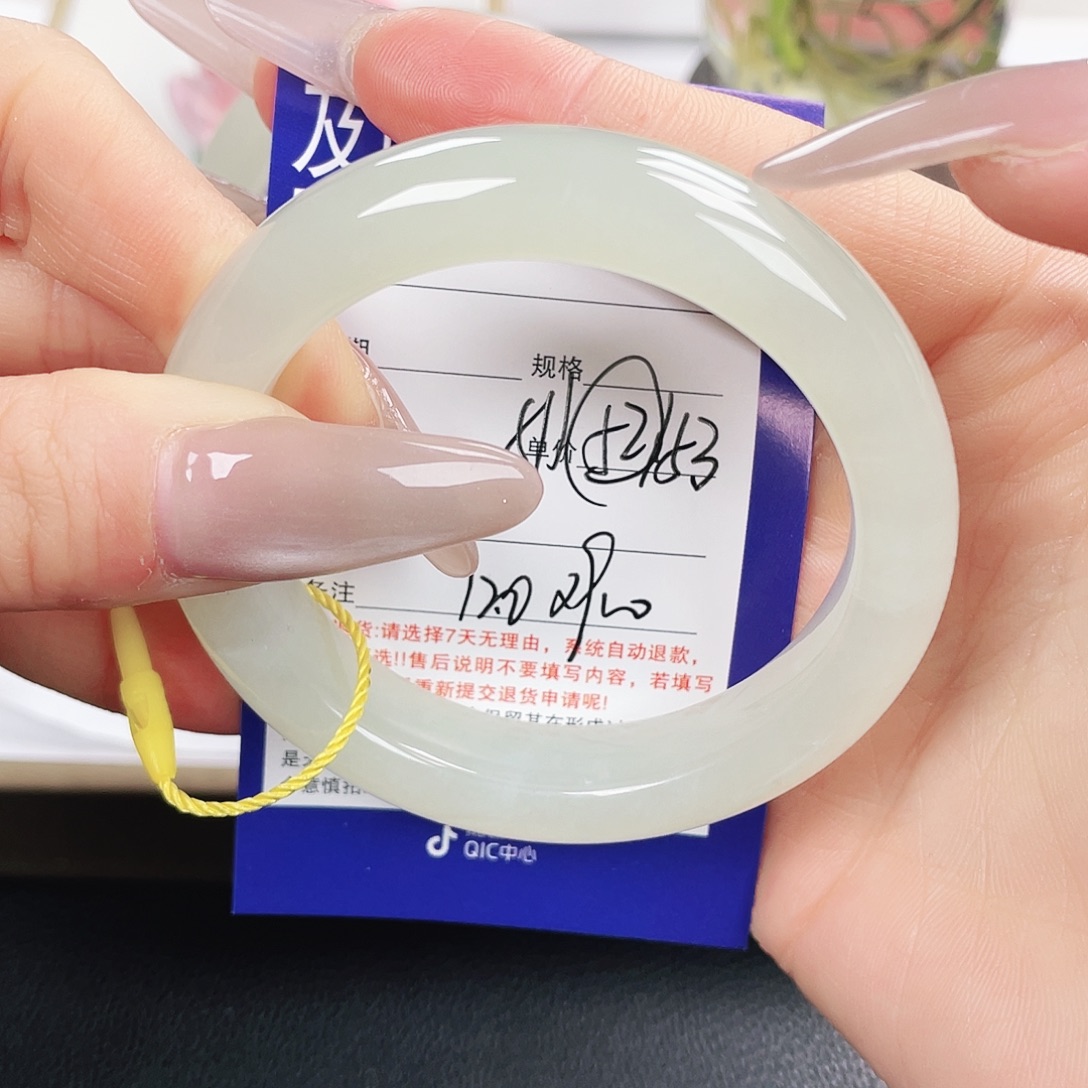 欣***然和田玉未镶嵌手镯