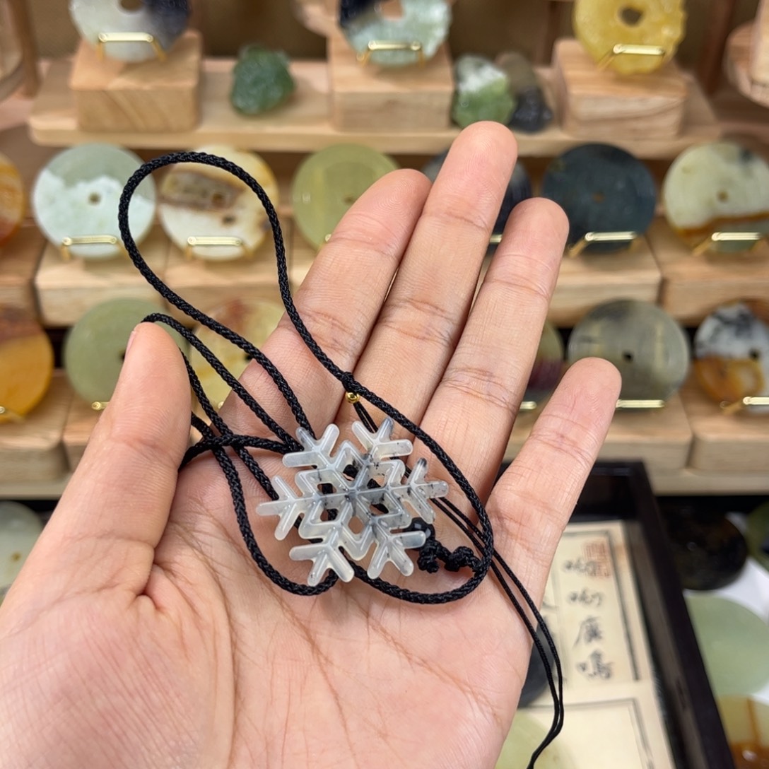 N***s蛇纹石玉未镶嵌颈饰