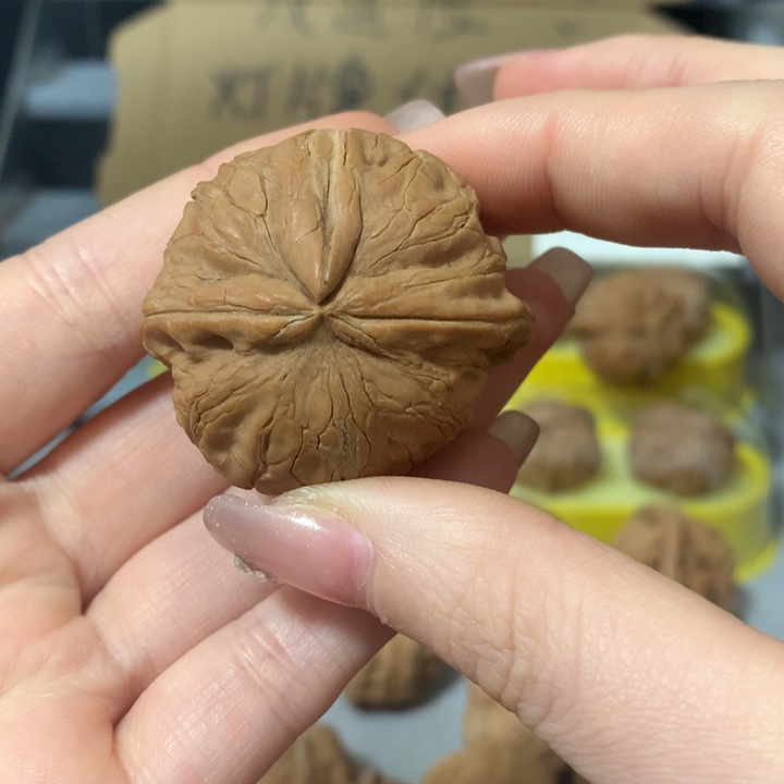 胖***禹吊坠文玩核桃异形单只，有瑕疵