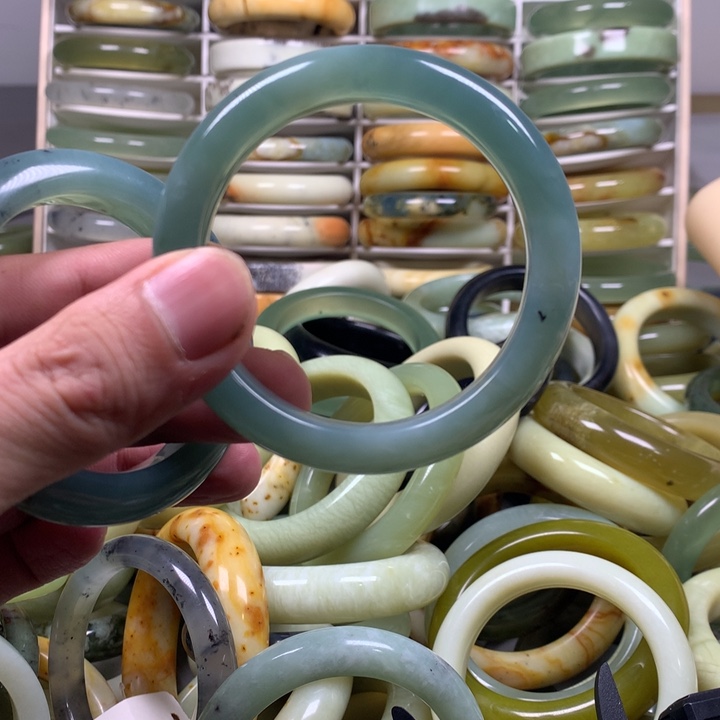 蛇纹石玉手镯未镶嵌