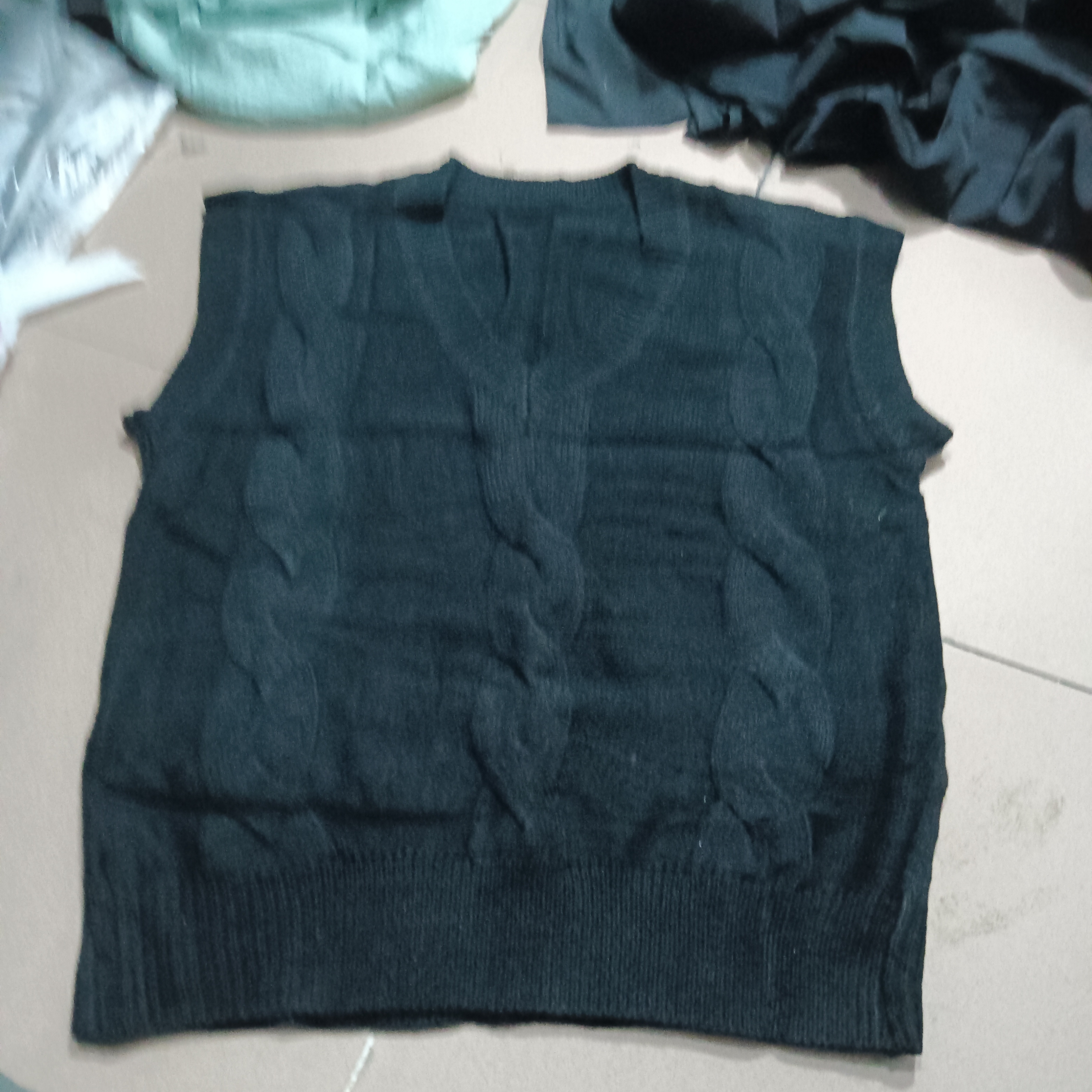 17黑色处理针织马甲