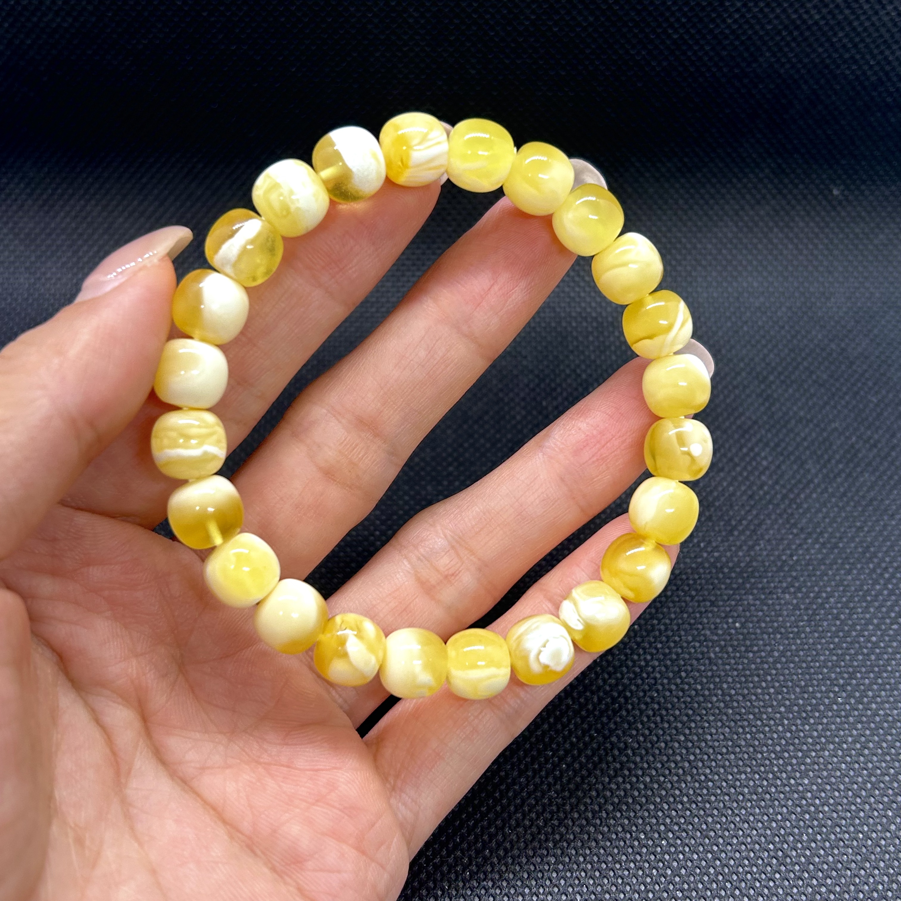 8.9mm 荧光拉丝溶洞金白蜜蜡手串 B12