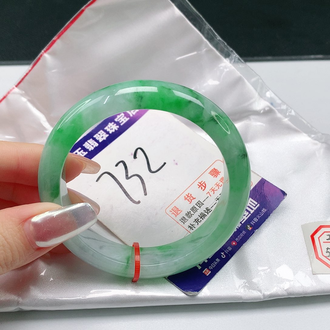 翡翠手镯未镶嵌翡翠手镯