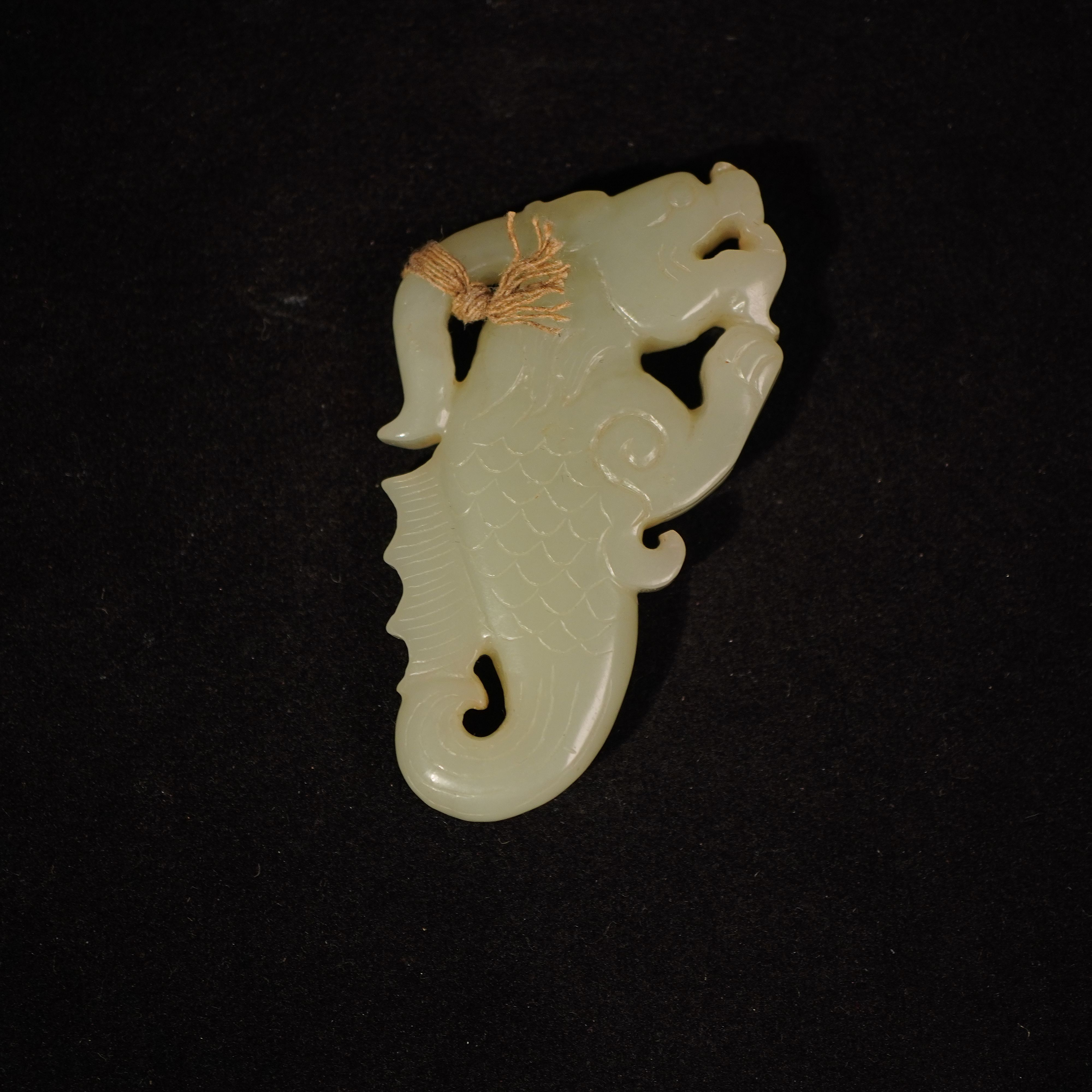 47G9  清  和田玉鱼化龙吊坠