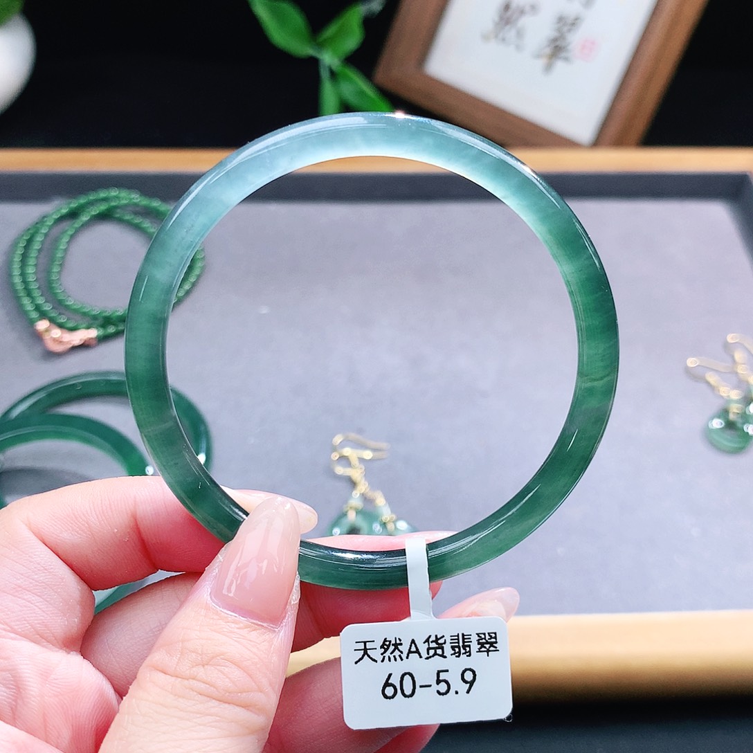 翡翠手镯（圆镯）未镶嵌