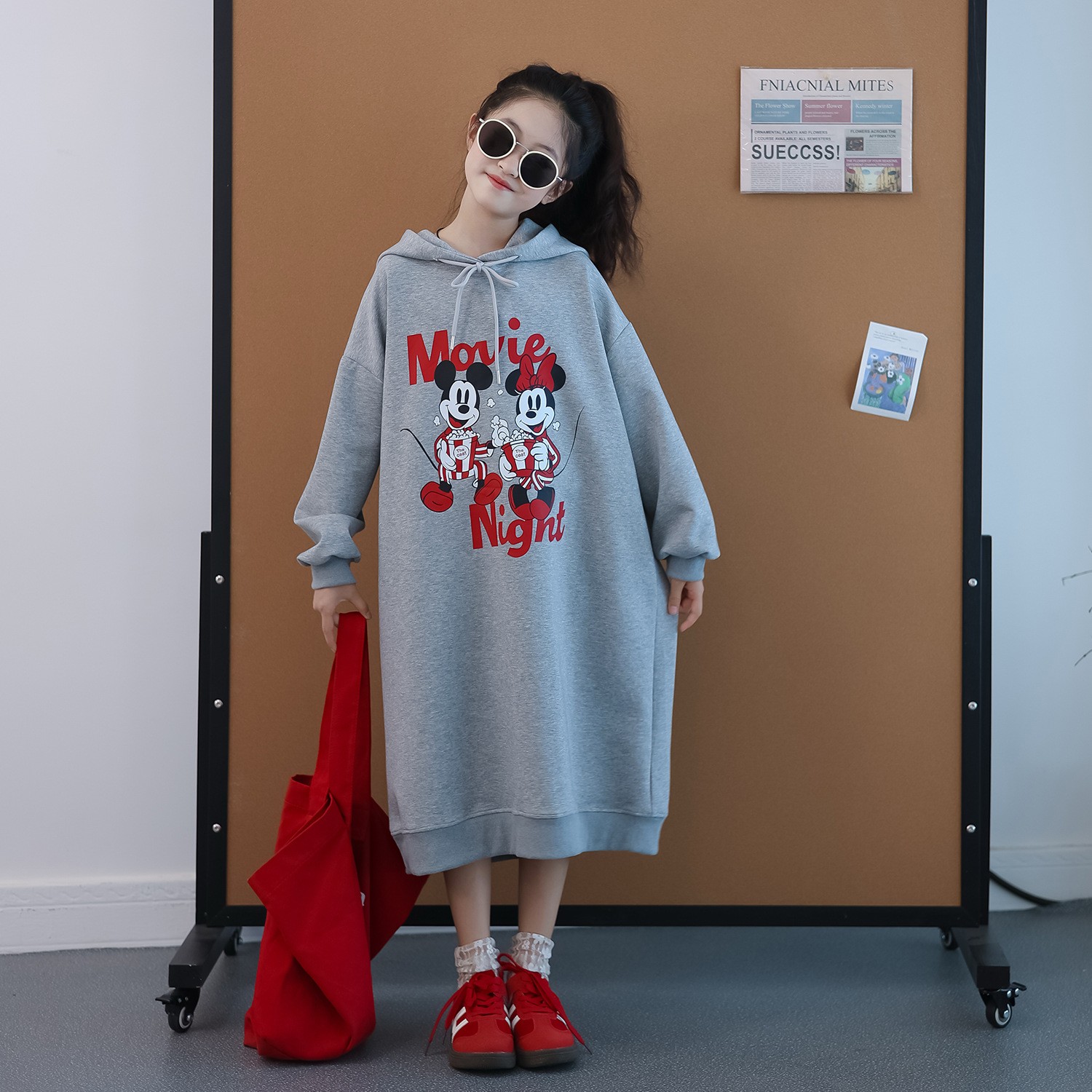 女童长袖连衣裙秋冬2025新款韩版中大儿童巨好看连帽长款卫衣裙子