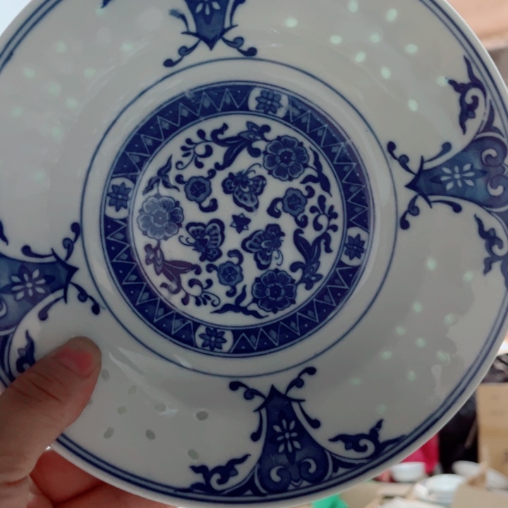 青花玲珑8寸折腰盘蝶恋花