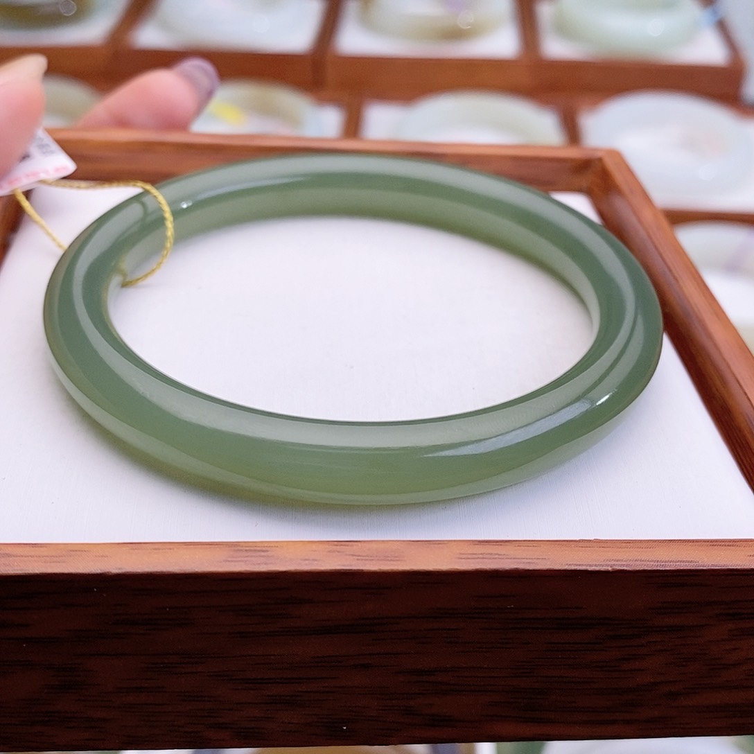 和田玉手镯未镶嵌笑**忧59