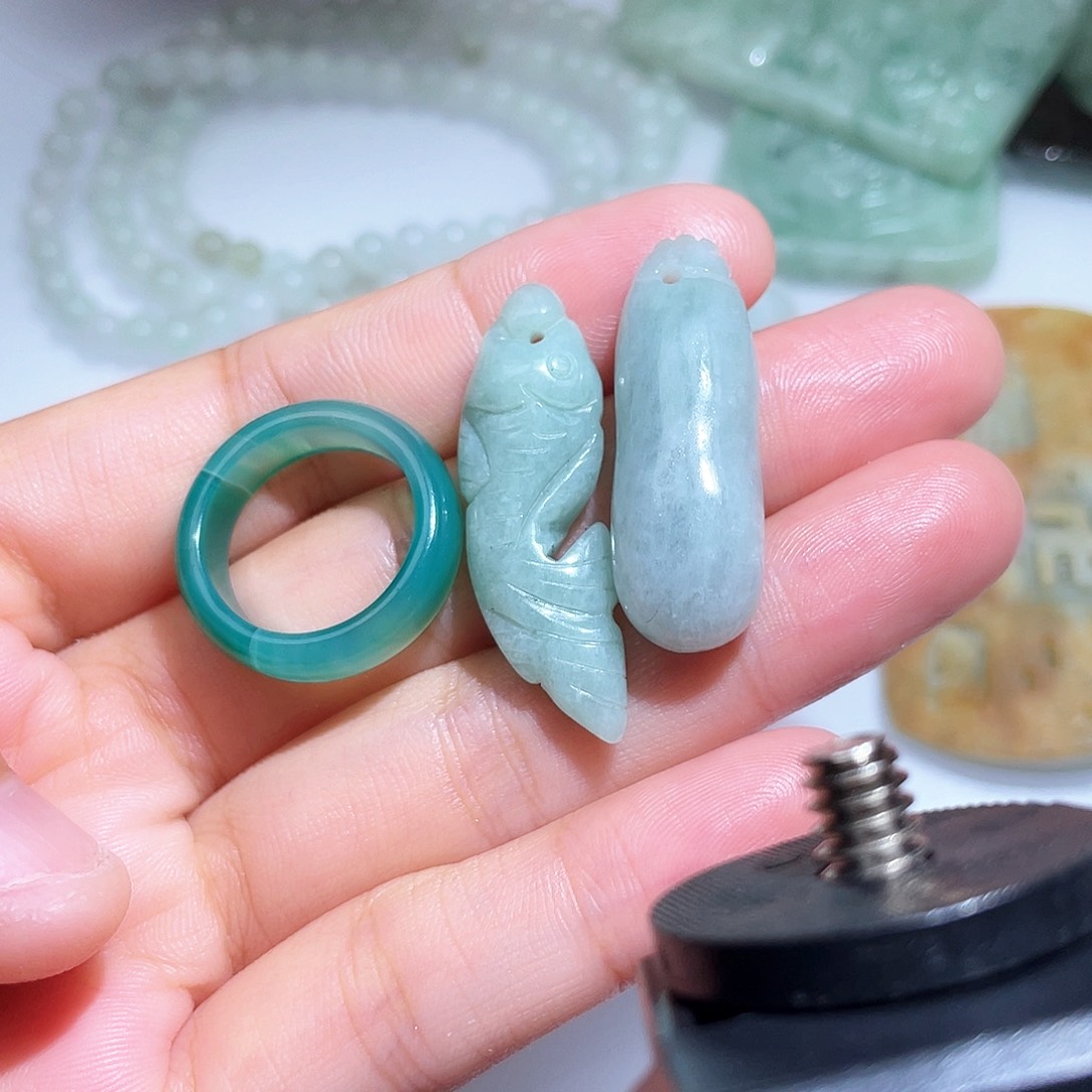 翡翠未镶嵌颈饰在