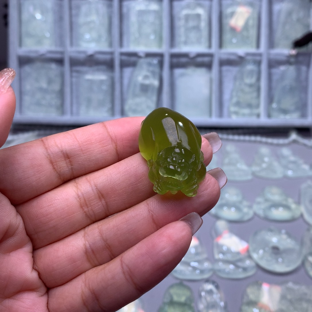 蛇纹石玉颈饰未镶嵌