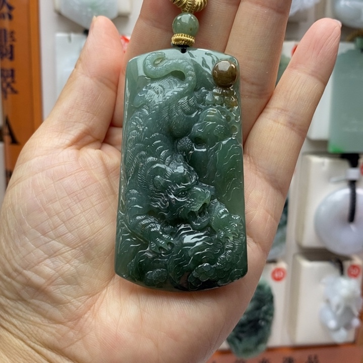 翡翠未镶嵌颈饰下山虎