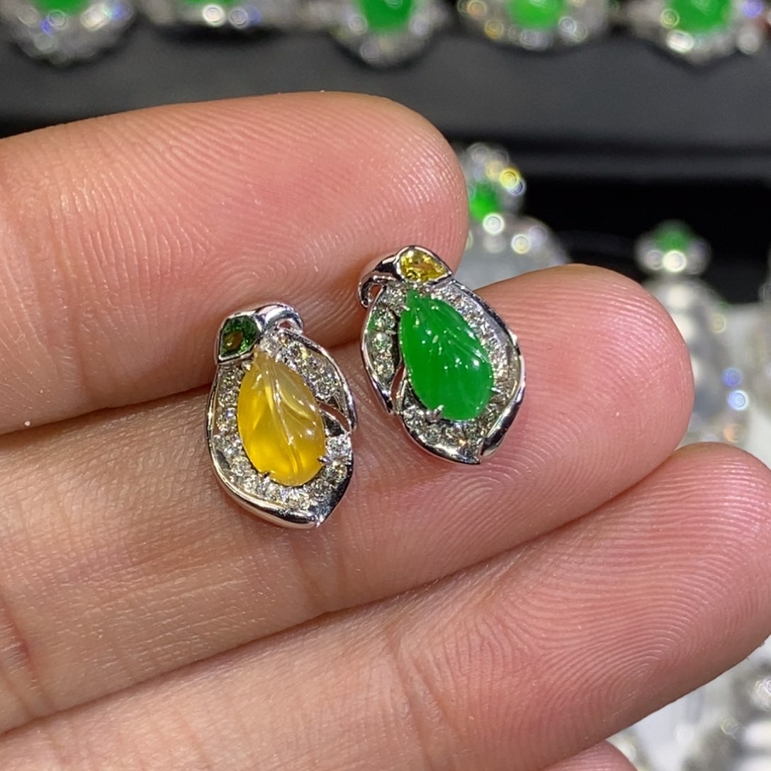 18K金镶嵌翡翠耳钉撞色叶子