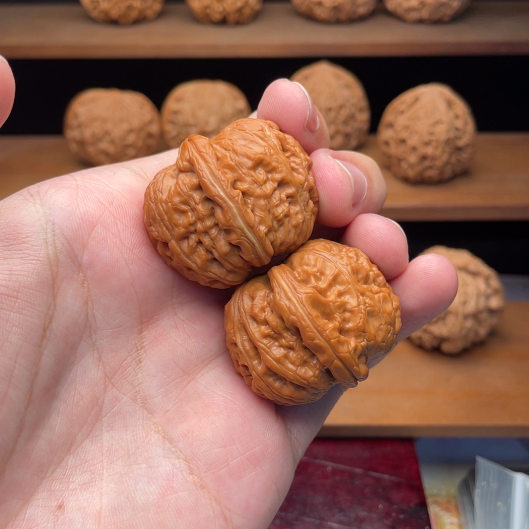 文玩核桃把件37头货山地红皮平谷元宝