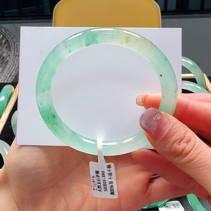 石英质玉手镯未镶嵌M**糖