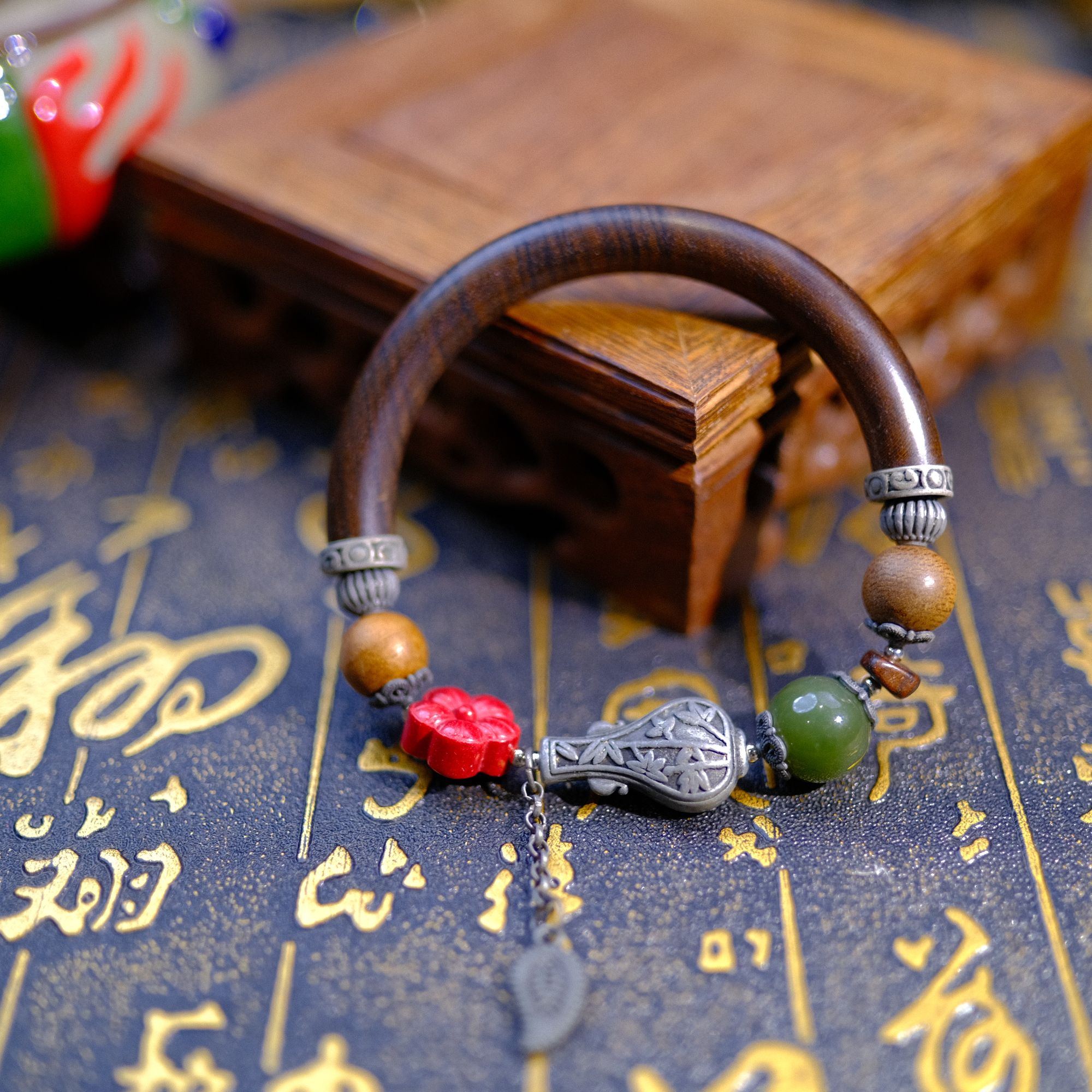 含辰砂工艺品【天然朱砂晶体颗粒】红晶砂小花和单珠东帝汶半镯手镯