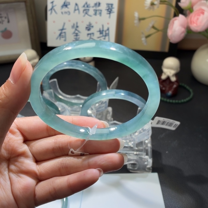 翡翠未镶嵌手镯浅冰蓝
