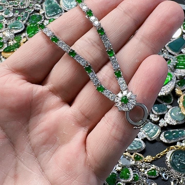 翡翠颈饰未镶嵌天然A货翡翠放漏