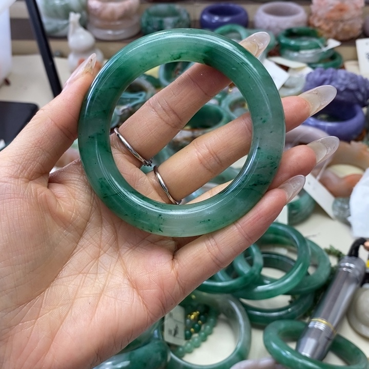 石英质玉手镯未镶嵌我****哪