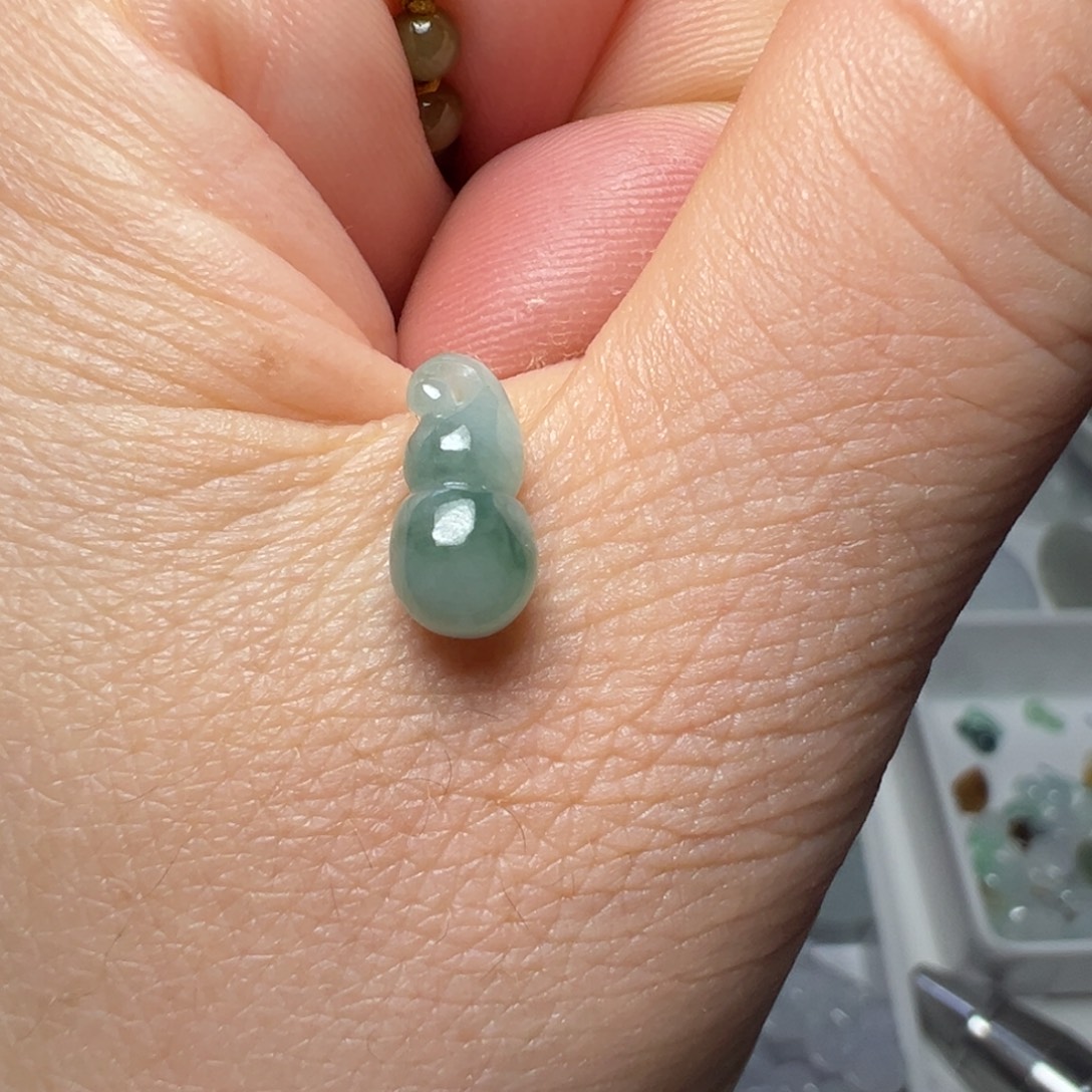 翡翠未镶嵌颈饰飘花小葫芦一个50块