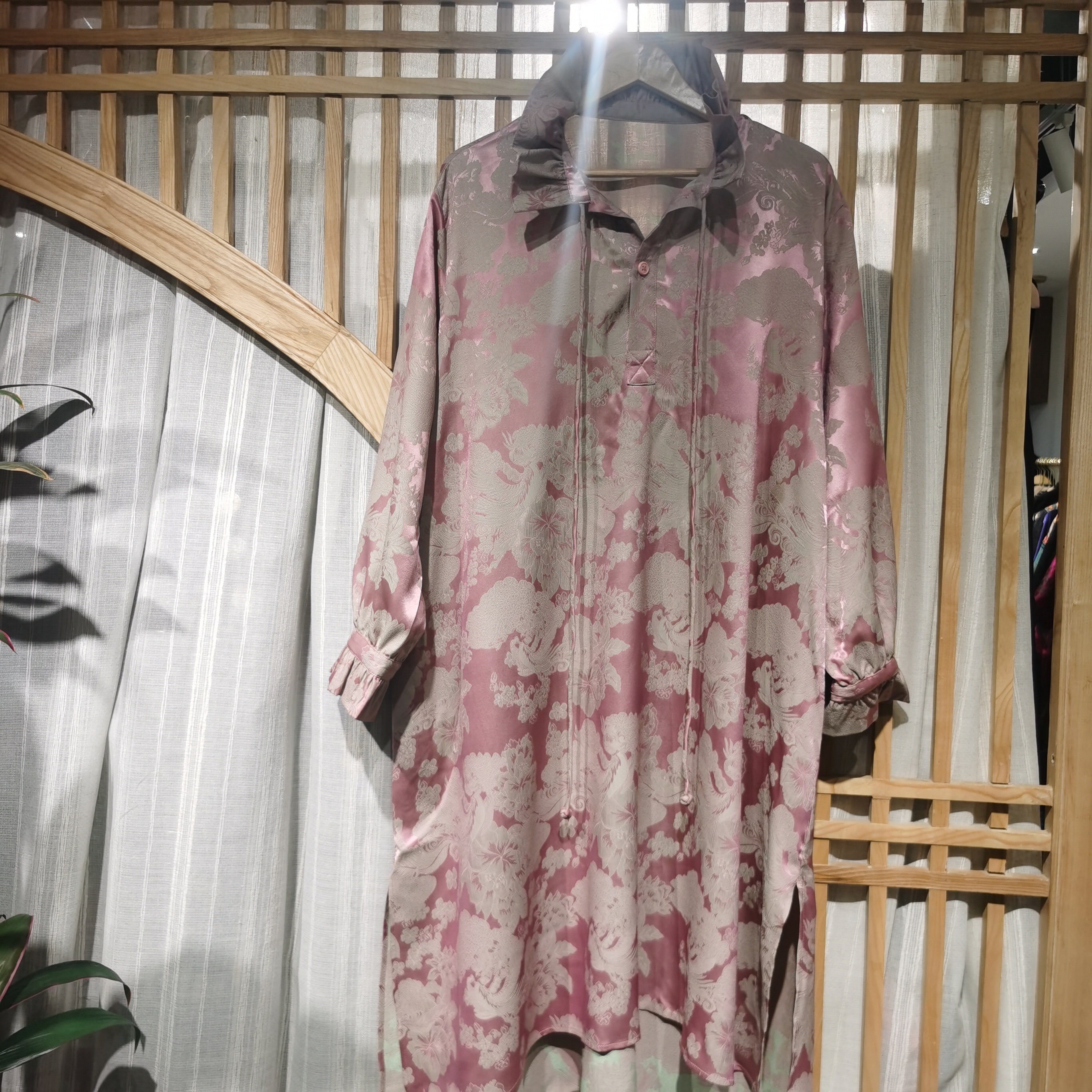 （SY5315）凤徕兮私人定制粉底银色暗纹花花边领中长款系带衬衫
