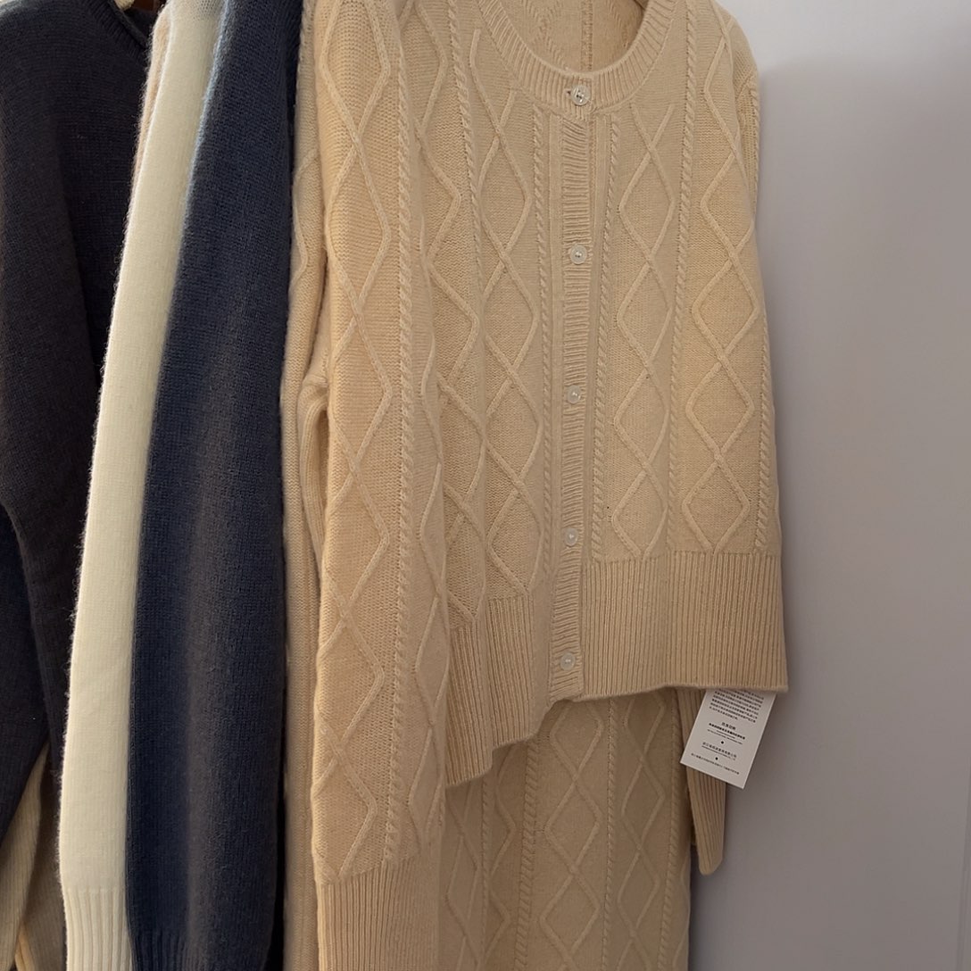 直筒裙套装 一个外套 一个裙子