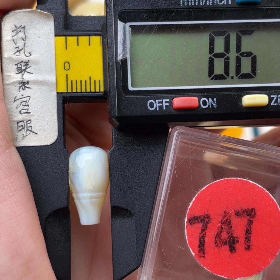 蜜蜡未镶嵌珠宝奇石满荧光特色