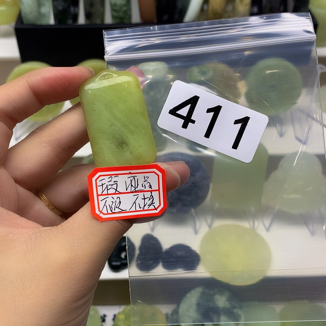 蛇纹石玉颈饰未镶嵌