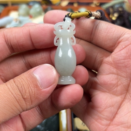 和田玉未镶嵌吊坠