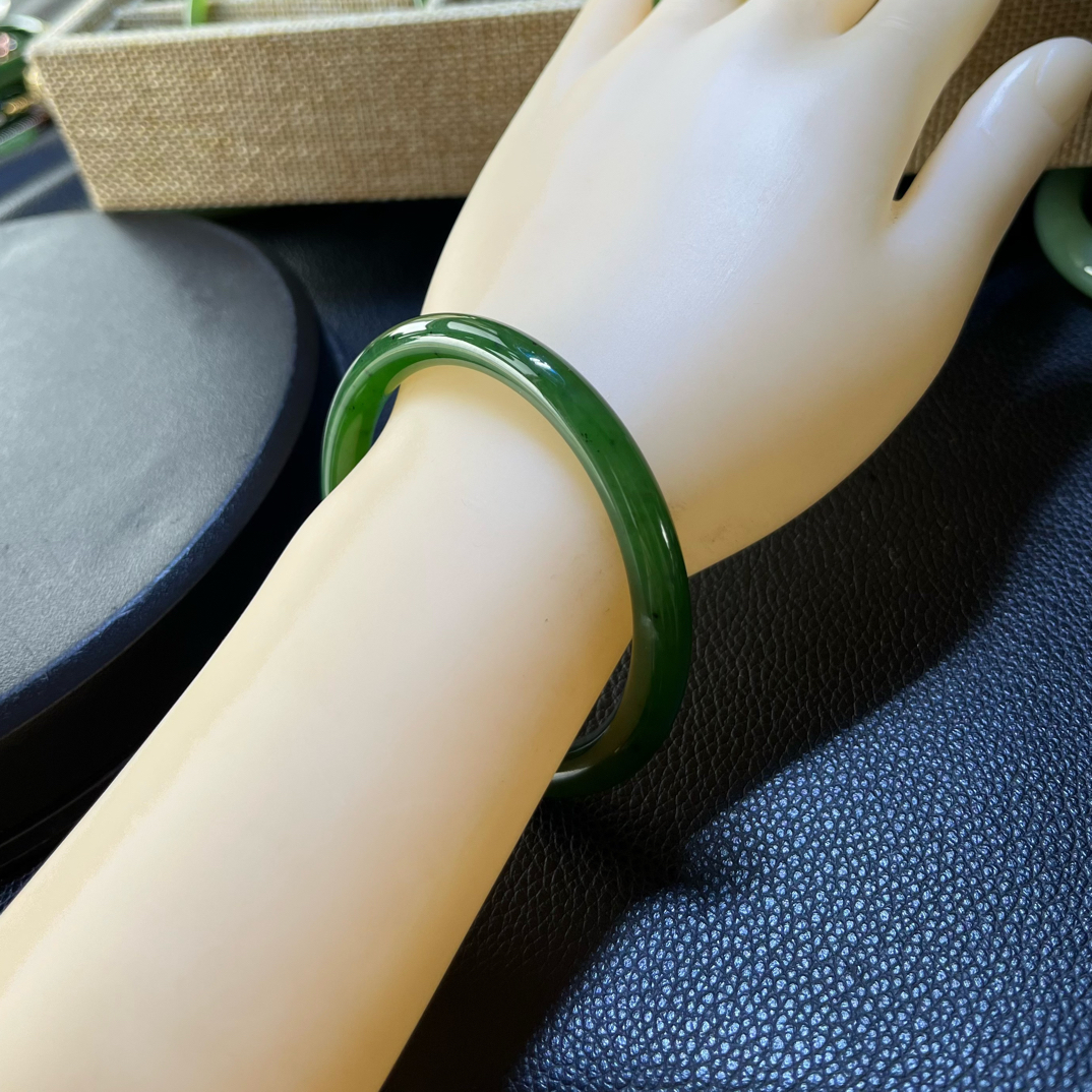 天然和田玉碧玉冰底辣绿美人条手镯