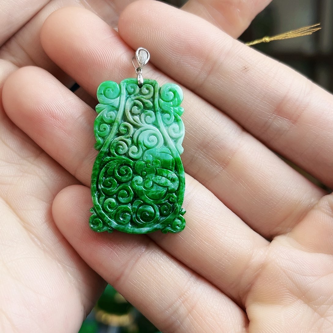 翡翠颈饰18K金镶嵌吊坠