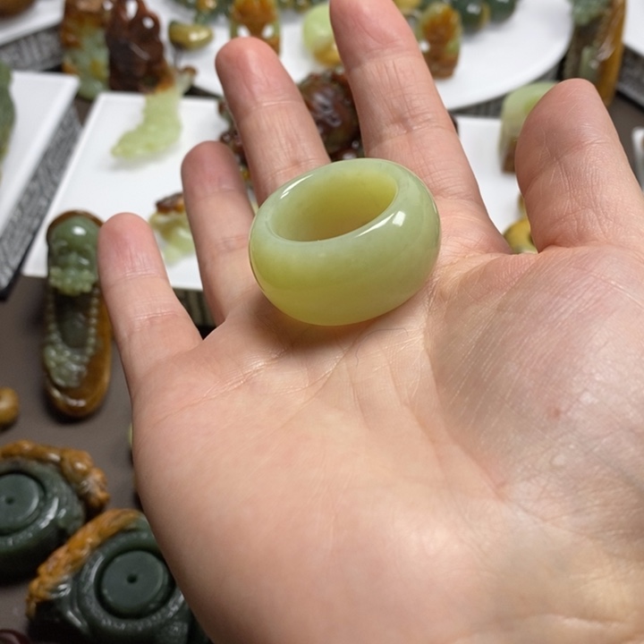 岫岩老玉（透闪石质玉）挂坠，手把未镶嵌天**厚