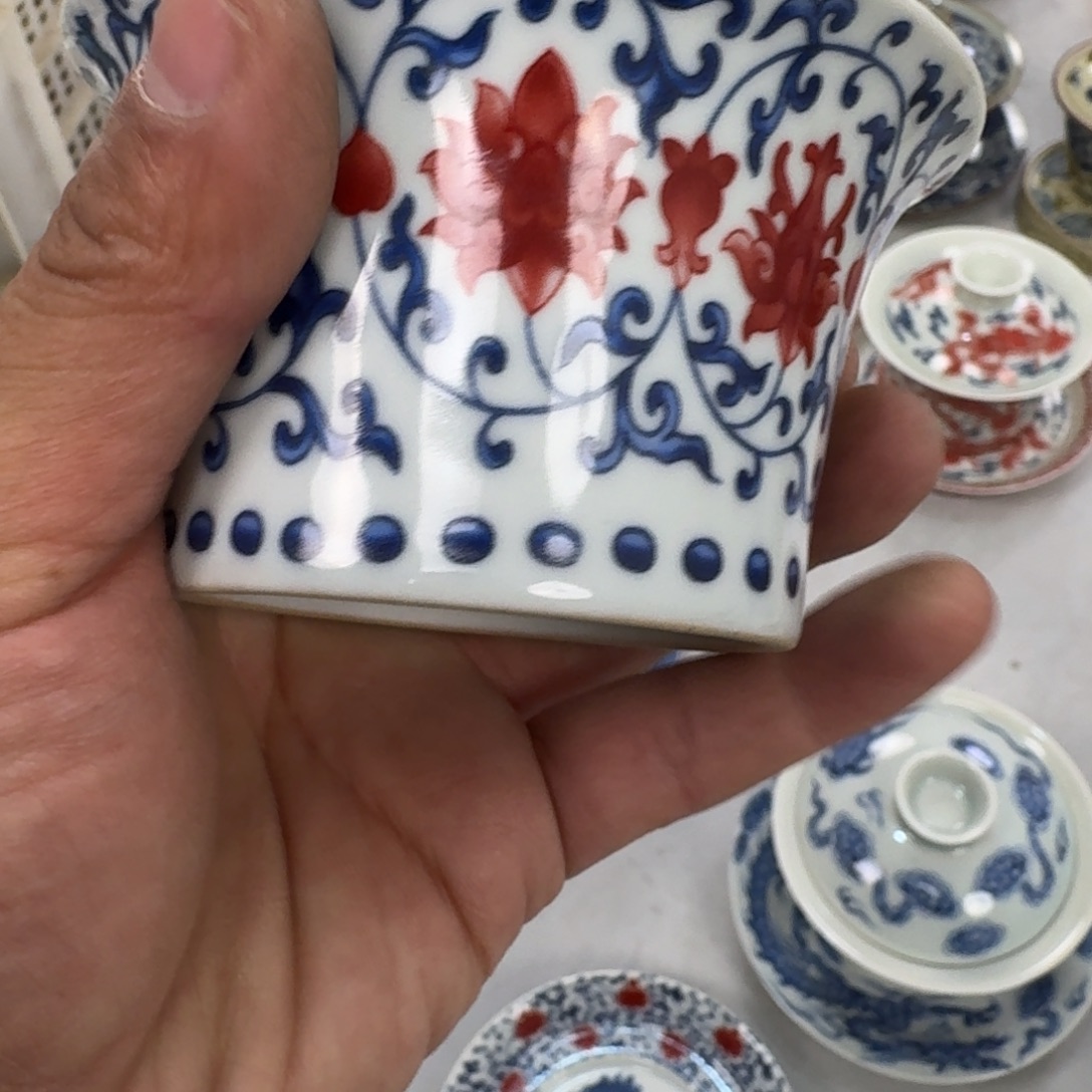 摆件釉里红缠枝莲三才盖碗