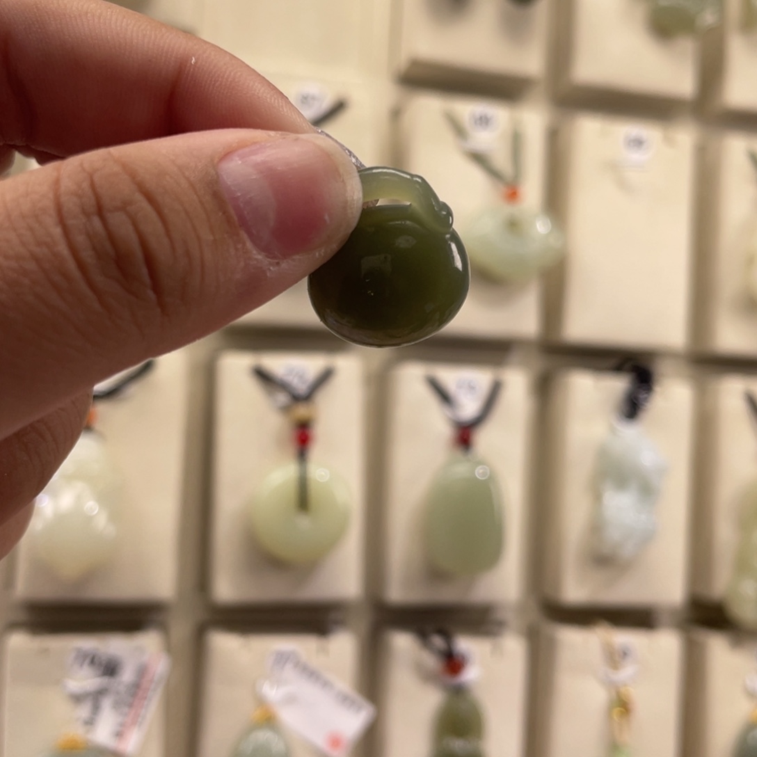 ***和田玉未镶嵌颈饰