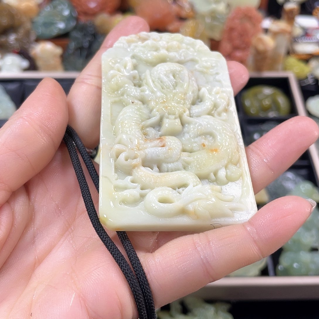 蛇纹石玉颈饰未镶嵌