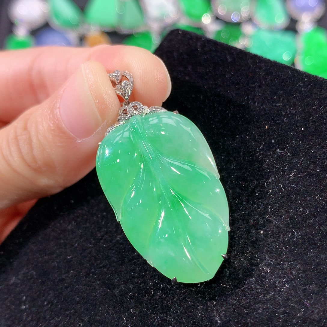 翡翠18K金镶嵌颈饰