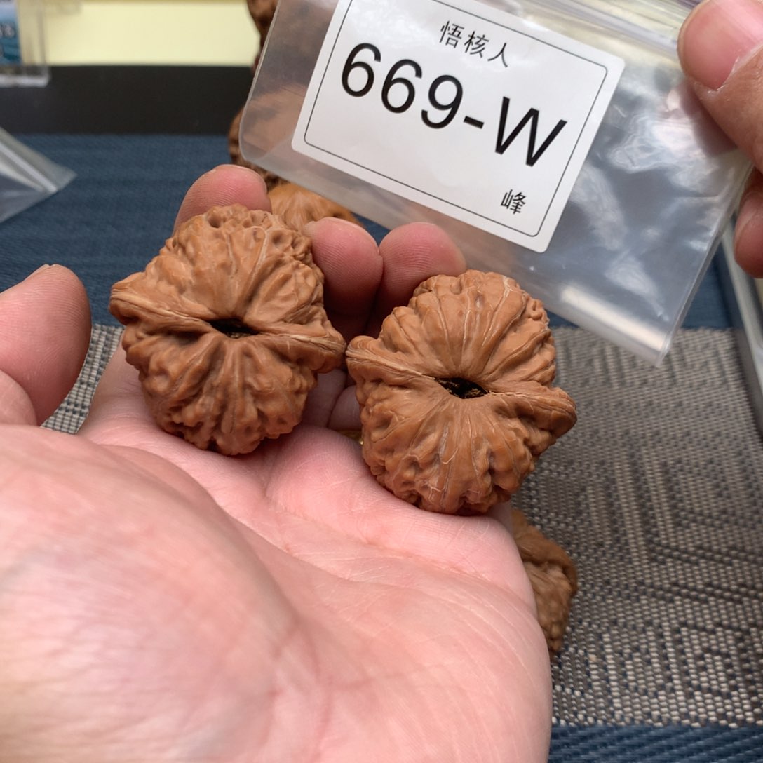 【闪购商品】文玩核桃吊坠与**在元宝42