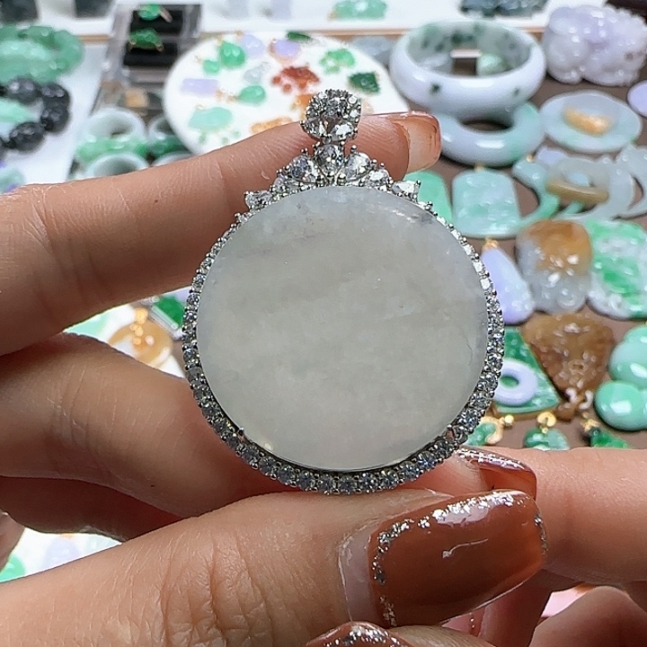 翡翠颈饰未镶嵌无事牌