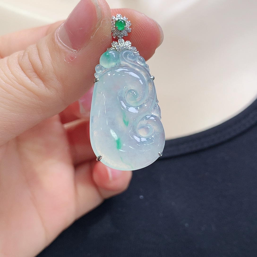 翡翠颈饰18K金镶嵌如意