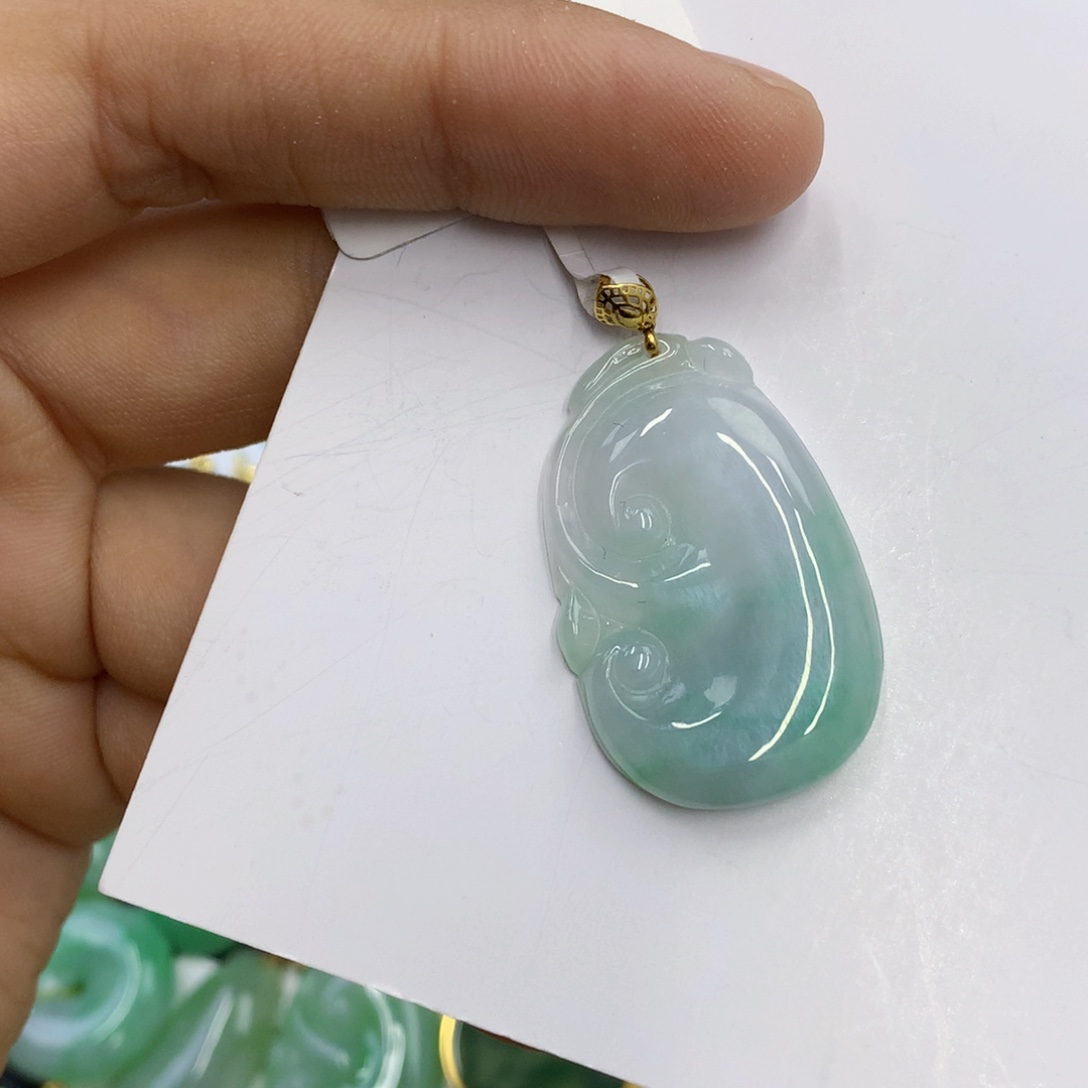 翡翠18K金镶嵌颈饰