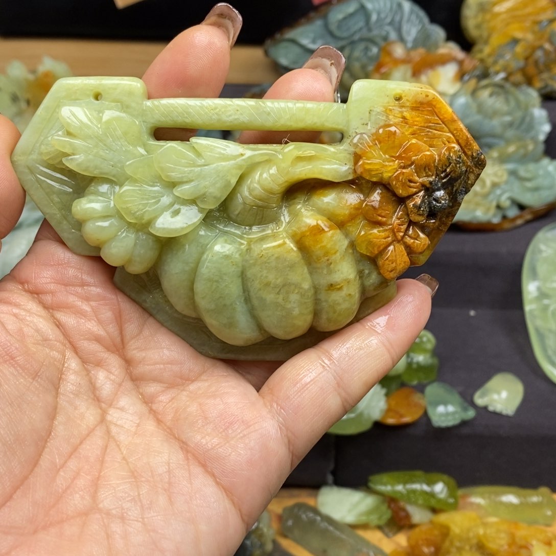 蛇纹石玉颈饰未镶嵌